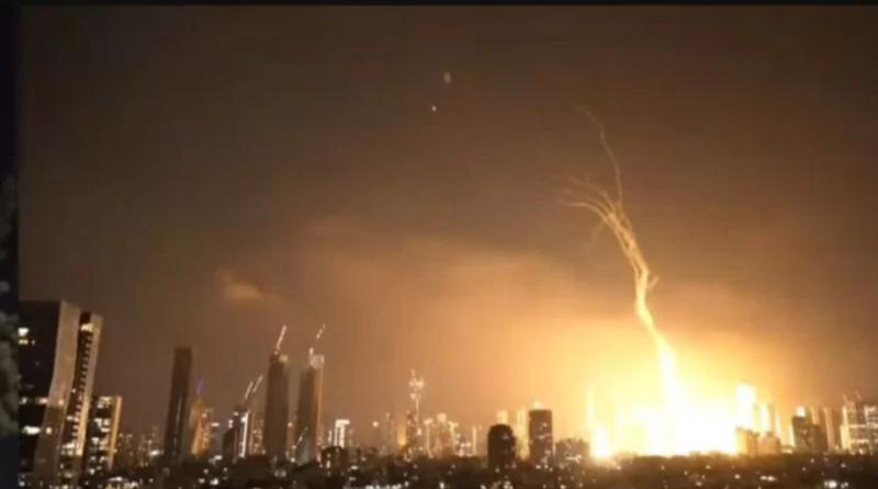 “Amenaza mayor, mayor”. Fathil Birol, el director ejecutivo de la Agencia Internacional de Energía -que agrupa a 31 países a EE.UU, Canadá, 20 países europeos, y 5 del Asia-Pacífico- advirtió que la solución de la crisis energética tomará tiempo incluso si la guerra de Irán termina pronto. Evitó referirse a cuándo podría concluir el conflicto, pero los especialistas ahora estiman que en el mejor de los casos sería en tres semanas y, en el peor, a fines de año. “(La guerra) es una amenaza mayor, mayor para la economía global”, señaló este lunes y criticó a los líderes mundiales por no dimensionar la gravedad de la situación, según reportó el New York Times. Añadió que la actual crisis petrolera ha llevado es mucho mayor que las de 1973 y 1979, las peores de la historia moderna. Además, entre otros efectos, en el suministro de gas natural ha tenido consecuencias mayores que la invasión rusa a Ucrania. En 1973 solo se retiró del mercado poco más del 6% del suministro global. En 1979, alrededor del 4%. Ahora, se estima que un 20%, Vaivenes de Trump. El fin de la guerra es incierto, pese a los pronósticos optimistas del presidente de EE.UU. no se han materializado, y porque Teherán ha mostrado una disposición a seguir luchando que ha asombrado a los analistas. Este lunes Trump dijo que había pospuesto por 5 días los ataques a la infraestructura iraní porque en conversaciones con Irán, para “hacer un trato” ya existían “puntos importantes de acuerdo”. Tras su anuncio, el petróleo cayó cerca de un 7% y las bolsas registraron alzas en todo el mundo, pero después se revirtió por la respuesta iraní. Pocos días antes, ese mismo escenario se había repetido. Este martes el vocero del Parlamento iraní afirmó que “no ha habido ninguna negociación y no hay ninguna negociación”. Además, dijo que las palabras de Trump eran para bajar los precios del petróleo y calmar los mercados. Además de “ganar tiempo para implementar sus planes militares. Los mercados rebotaron inmediatamente. Funcionarios egipcios dijeron a la estadounidens