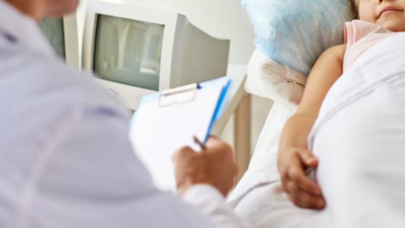 Alertan sobre peligroso reto de TikTok con imanes - referencial freepik