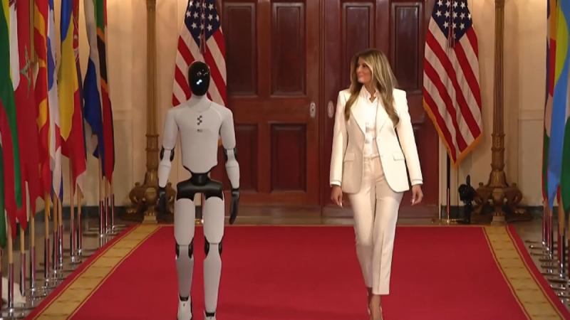 Melania Trump sorprende al llegar con robot humanoide - Reuters