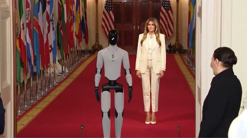 Melania Trump llega con robot humanoide - Reuters
