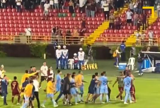 La bochornosa pelea entre O'Higgins y Tolima - X: @Elolfato