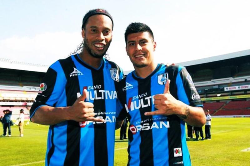 Ronaldinho con Patricio Rubio en Querétaro - X: @lacarabfutbol_