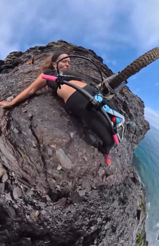 Influencer española graba mientras se cae de un precipicio y genera polémica - Instagram: @cartagena.bici17