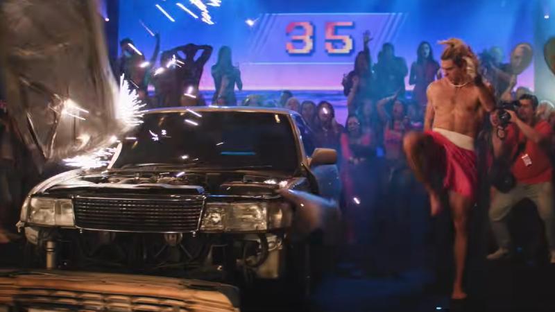 YouTube/PARAMOUNT PICTURES MÉXICO - ¿Recuerdas el bonus en Street Fighter II: The World Warrior donde había que destrozar un auto?