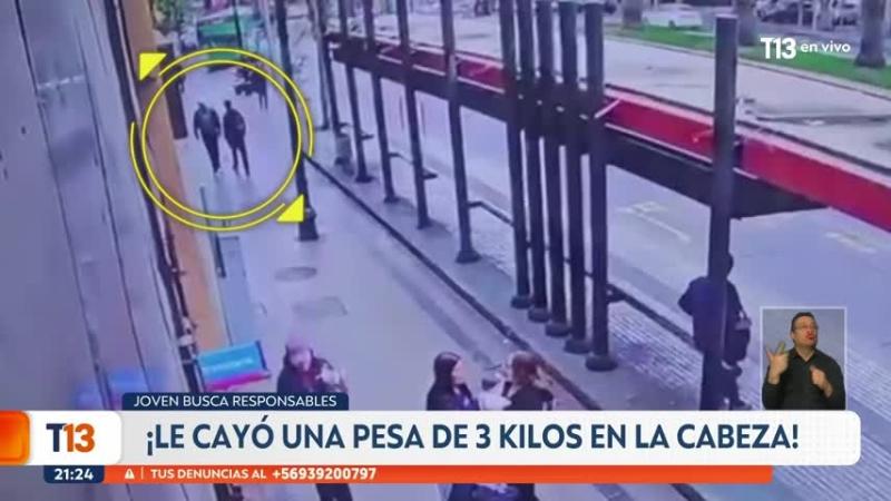 VIDEO | Así fue el momento en que pesa de 3 kilos cae desde un edificio sobre la cabeza de joven