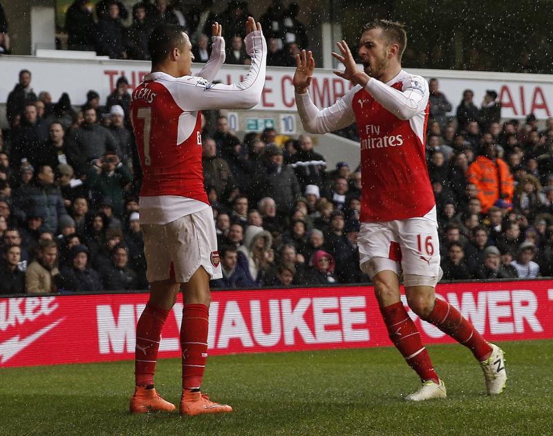 Alexis Sánchez y Aaron Ramsey - AFP