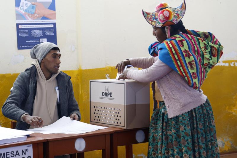 T13 - Elecciones en Perú: ¿a qué hora se publican los resultados oficiales y cómo se podrán revisar en línea? | AFP