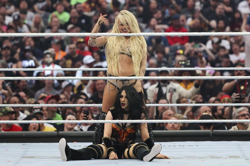 Stephanie Vaquer y Liv Morgan - AFP