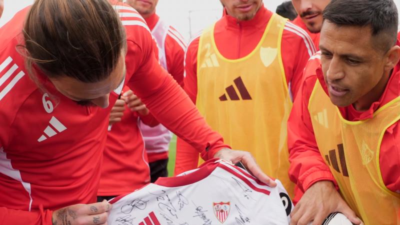 YouTube/Sevilla FC - Alexis Sánchez emocionó a pequeño hincha del Sevilla con "piel de mariposa"