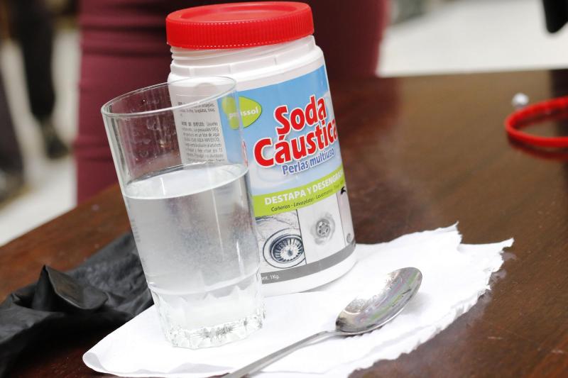 T13 - Ocho estudiantes intoxicados tras manipular soda cáustica en escuela en Pucón: Dos la llevaron a la boca | Contexto - Agencia UNO