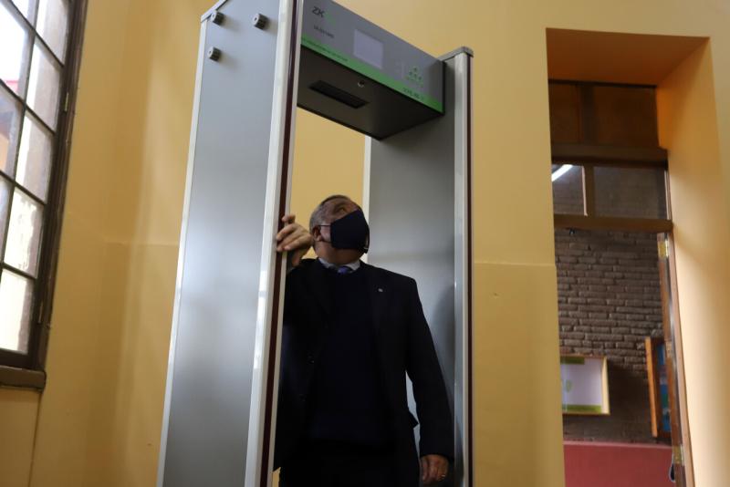 Agencia Uno (referencial) - Ley de Convivencia Escolar permitirá instalar detectores de metales en colegios