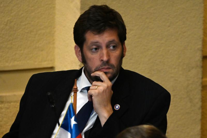 Agencia Uno - Diputado Irarrázaval denunció a Contraloría el viaje de Simón Boric