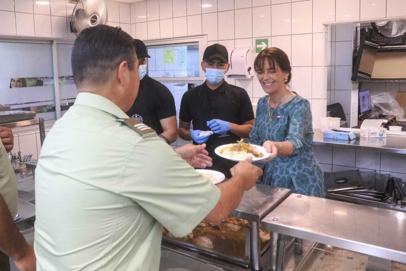 Agencia Uno - Primera Dama, María Pía Adriasola, sirviendo almuerzo en La Moneda