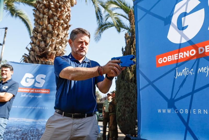 Agencia Uno - Gobernador Orrego mostró las pistolas Taser