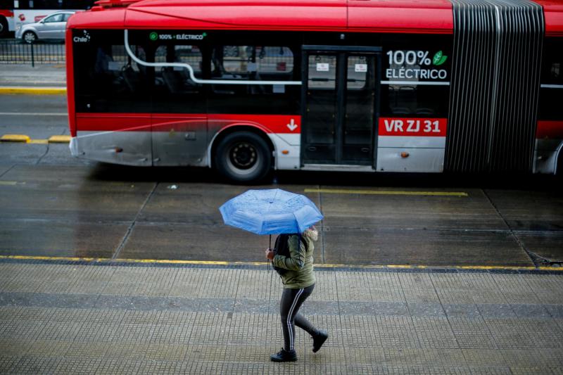 Agencia Uno (Referencial) - ¿Vuelve la lluvia a Santiago?: Sistema frontal avanza hacia zonas sur y centro-sur del país