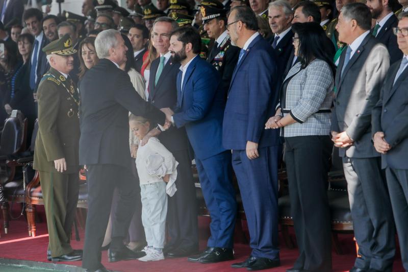 El saludo entre el Presidente Kast y el expresidente Boric - Agencia Uno