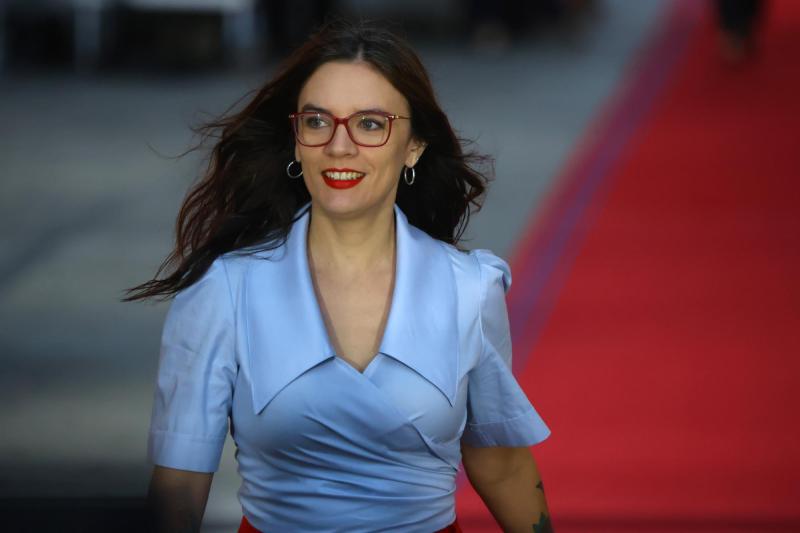 Aton - Camila Vallejo inicia agenda internacional tras salir de La Moneda: expondrá sobre “fake news” en Europa y participará en foro en Uruguay