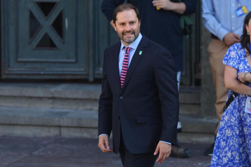 “Le pagaron”: Bellolio apunta a estudiante tras incendio en liceo y denuncia intervención externa