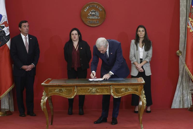 Aton- Presidente José Antonio Kast firmó proyectos