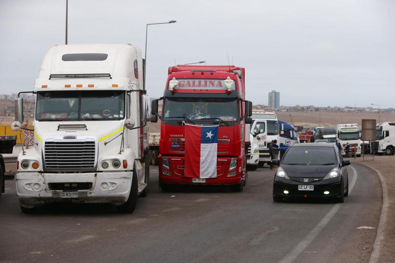 Gremio de camioneros evalúa movilizaciones tras alza - Aton