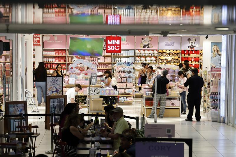 Argentinos desesperados por apertura de tienda comercial - Aton