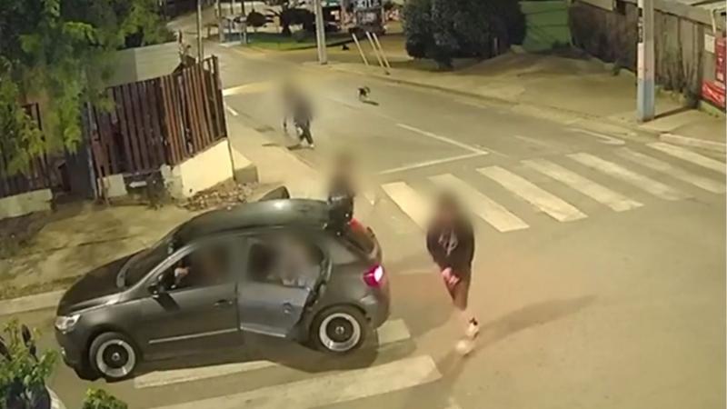 T13 - El momento en que una banda que se tomó blocks en Concón dispara contra vecino