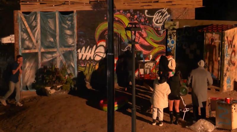 Canal 13 - Beso entre Catalina y Farid en 'Vecinos al límite'