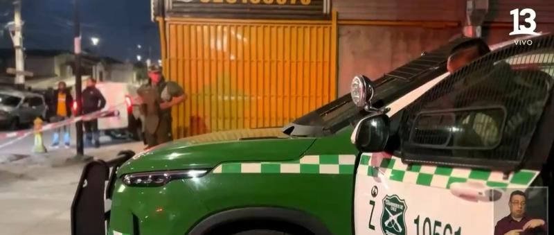 T13 - Balacera en La Pintana deja un muerto y una mujer herida que esperaba locomoción en un paradero