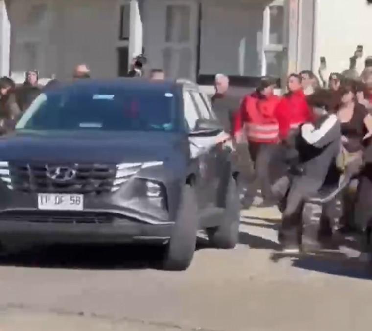T13 - Video muestra desde otro ángulo la agresión a la ministra Lincolao en universidad de Valdivia