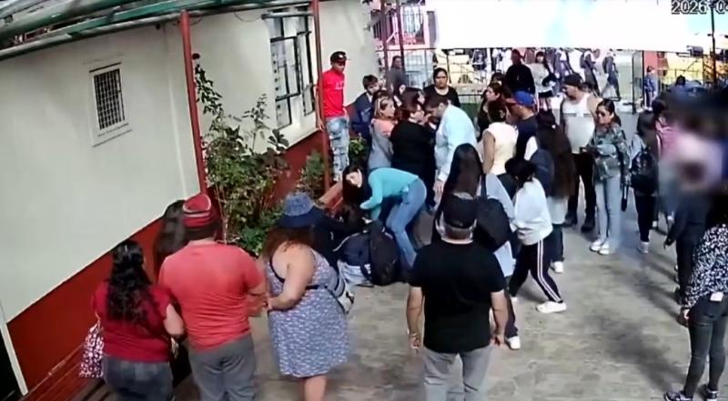 T13 - Apoderado golpea a mujer con arma en colegio de Hualpén: ataque ocurrió frente a estudiantes
