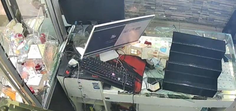 T13 - Violento asalto a joyería en mall de Estación Central queda registrado en video