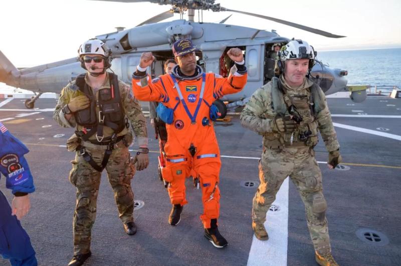 Revelan las primeras imágenes de la tripulación de Artemis II de regreso en la Tierra - AFP