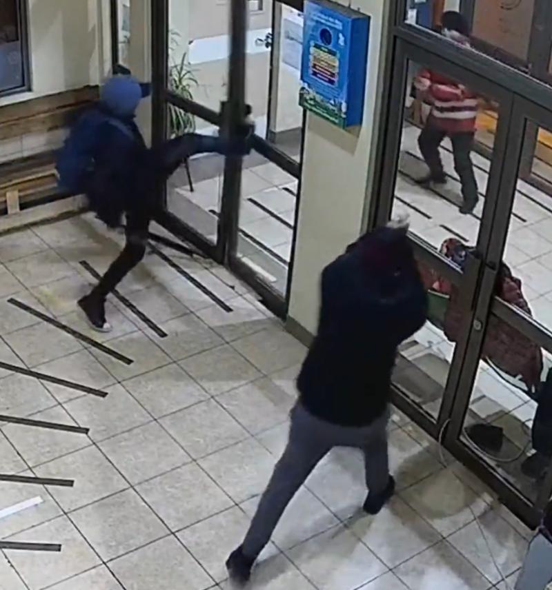 T13 - Video da cuenta de brutal asalto en colegio de Temuco: Adolescentes golpearon con pistola y martillo a guardia de seguridad | Captura de video