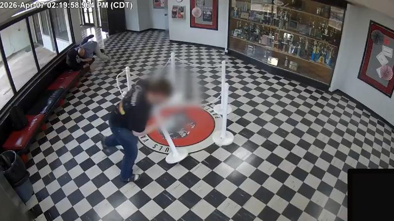 X/SHumphreyTV - Director de escuela en EEUU tackleó a sujeto que ingresó armado para evitar tiroteo
