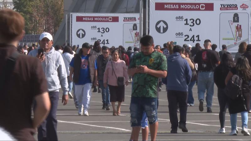 Votación presidenciales en Perú en Espacio Riesco - T13