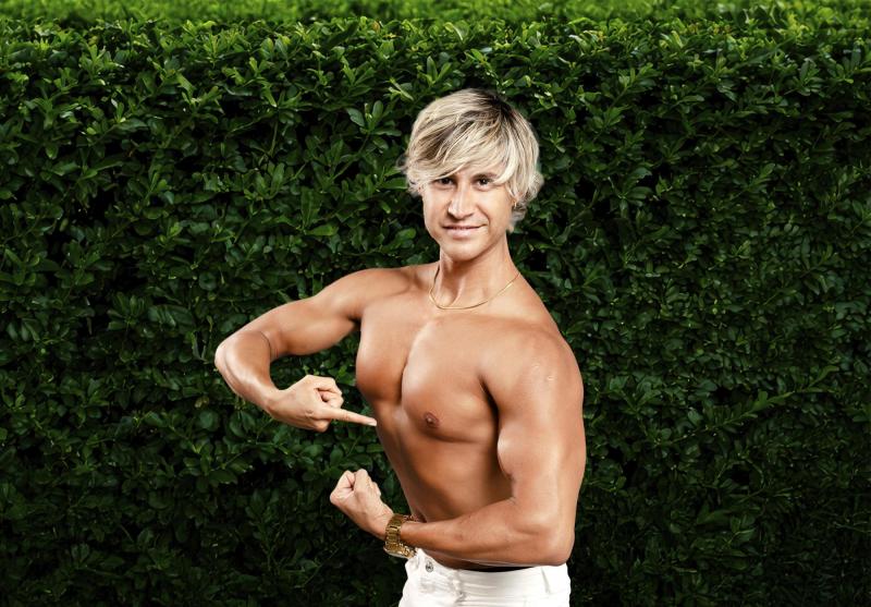 Quién es Leonardo Saavedra, el “Ken” de "Vecinos al límite" | T13