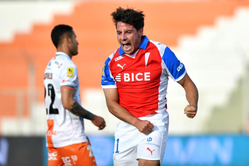 Montes, el más elogiado por los hinchas de la UC - Photosport (referencial)