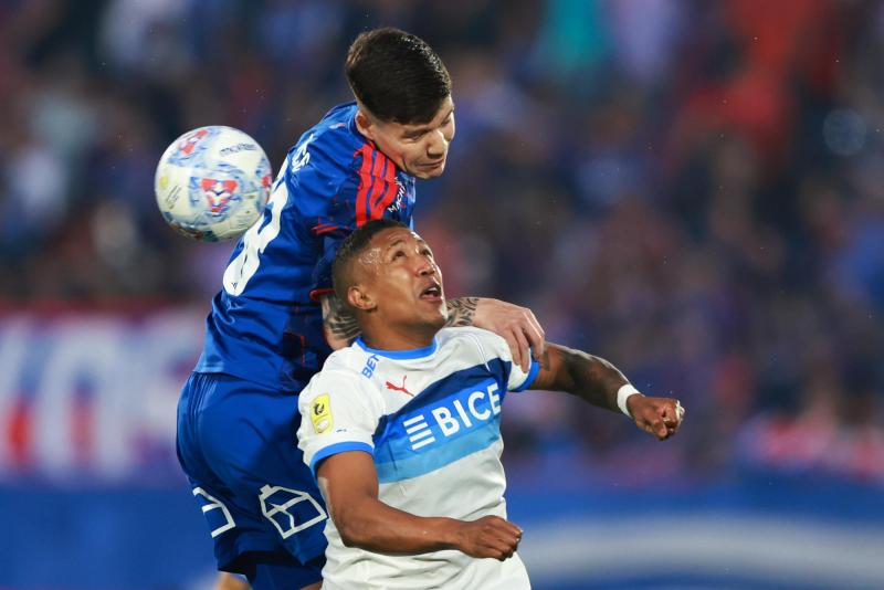 Informe arbitral consigna "bengalas voladoras" durante el Clásico Universitario - Photosport