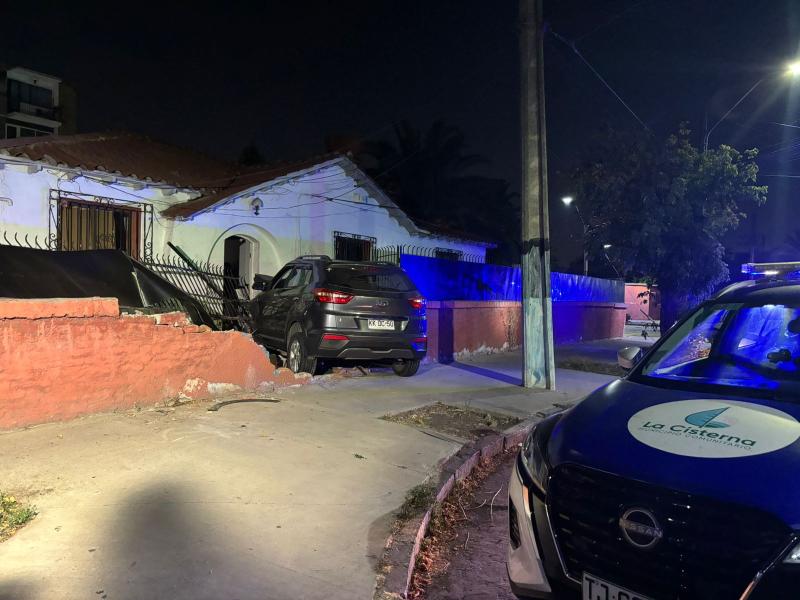 Vehículo chocó contra hogar de ancianos en La Cisterna: conductor escapó