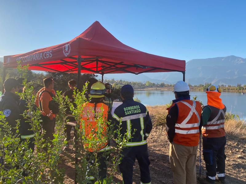 Bomberos continúa búsqueda de hombre desaparecido en embalse de Lo Barnechea - Cedida