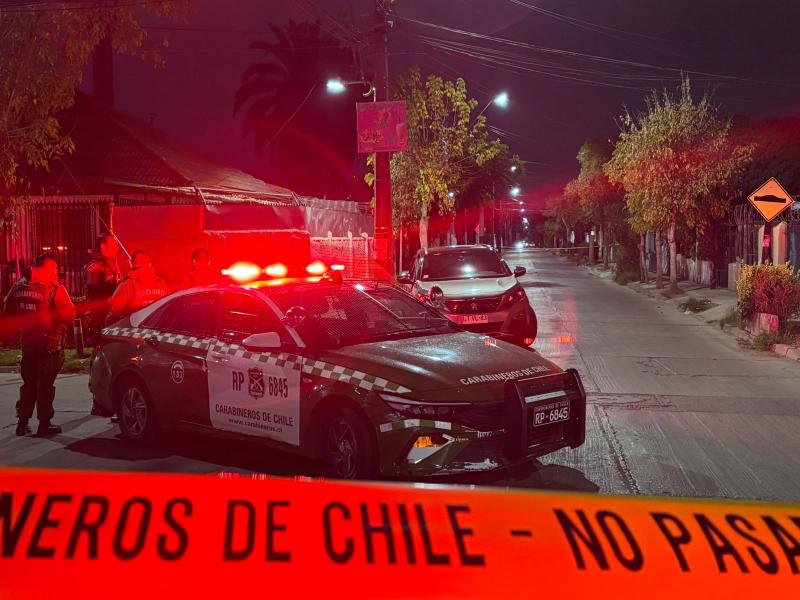 Hallan a hombre muerto en plena calle en El Bosque: hay tres detenidos