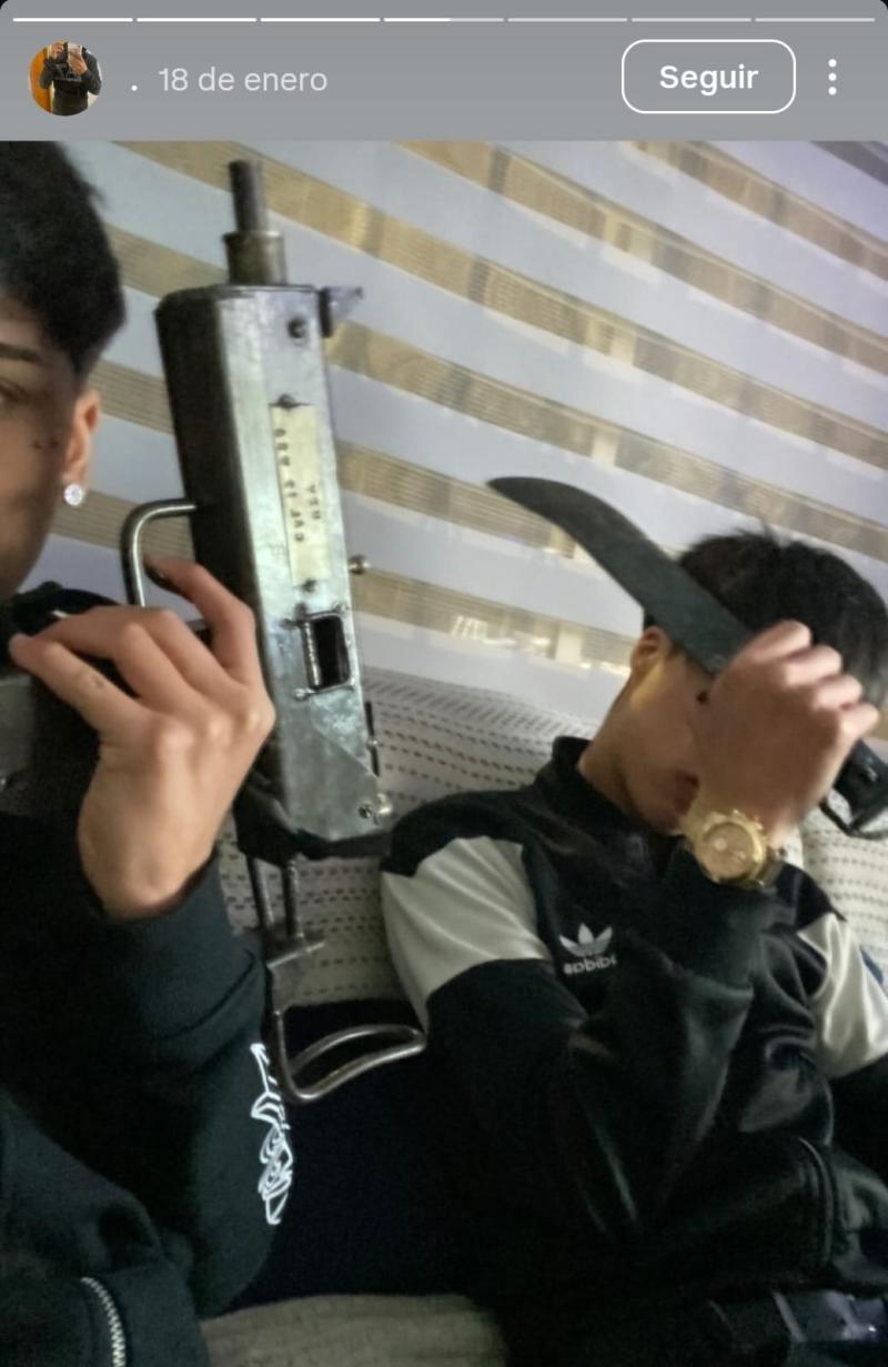 Detenido que tenía la UZI acompañado de un sujeto con un arma blanca - Carabineros