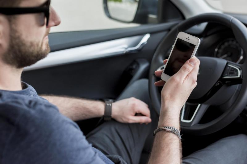 ¿Quiénes son los famosos acusados por la ONG No Chat por usar el celular al volante? - Freepik
