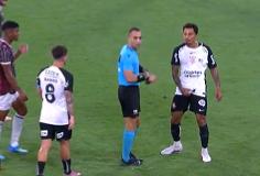 Jugador es expulsado por "Pato Yáñez" en el Brasileirao - X: @pvsportbr