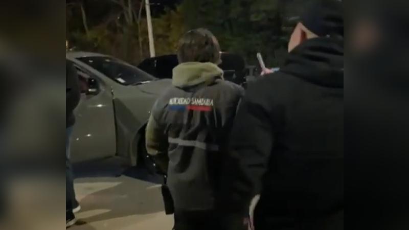 T13 - El momento de Gary Medel junto a un fiscalizador sanitario en plena pandemia