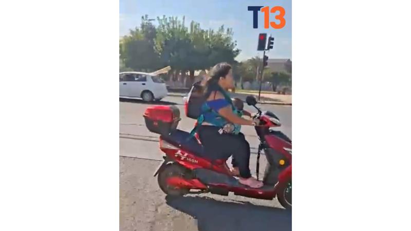 VIDEO | Mujer llevaba una bebé mientras conducía una moto - T13