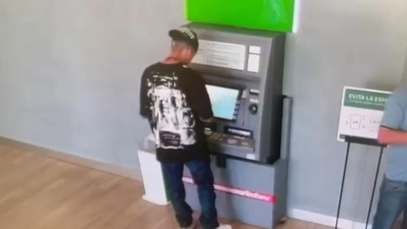 Detienen a hombre en banco del mall de Maipú - Carabineros