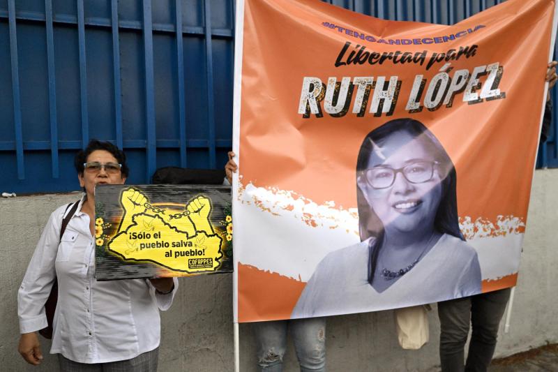 AFP - Ruth López, abogada detenida en El Salvador