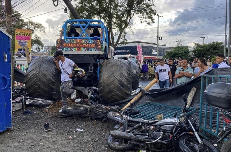 "Tragedia inexplicable": Testigos lamentan fatal accidente en show automovilístico en Colombia - AFP