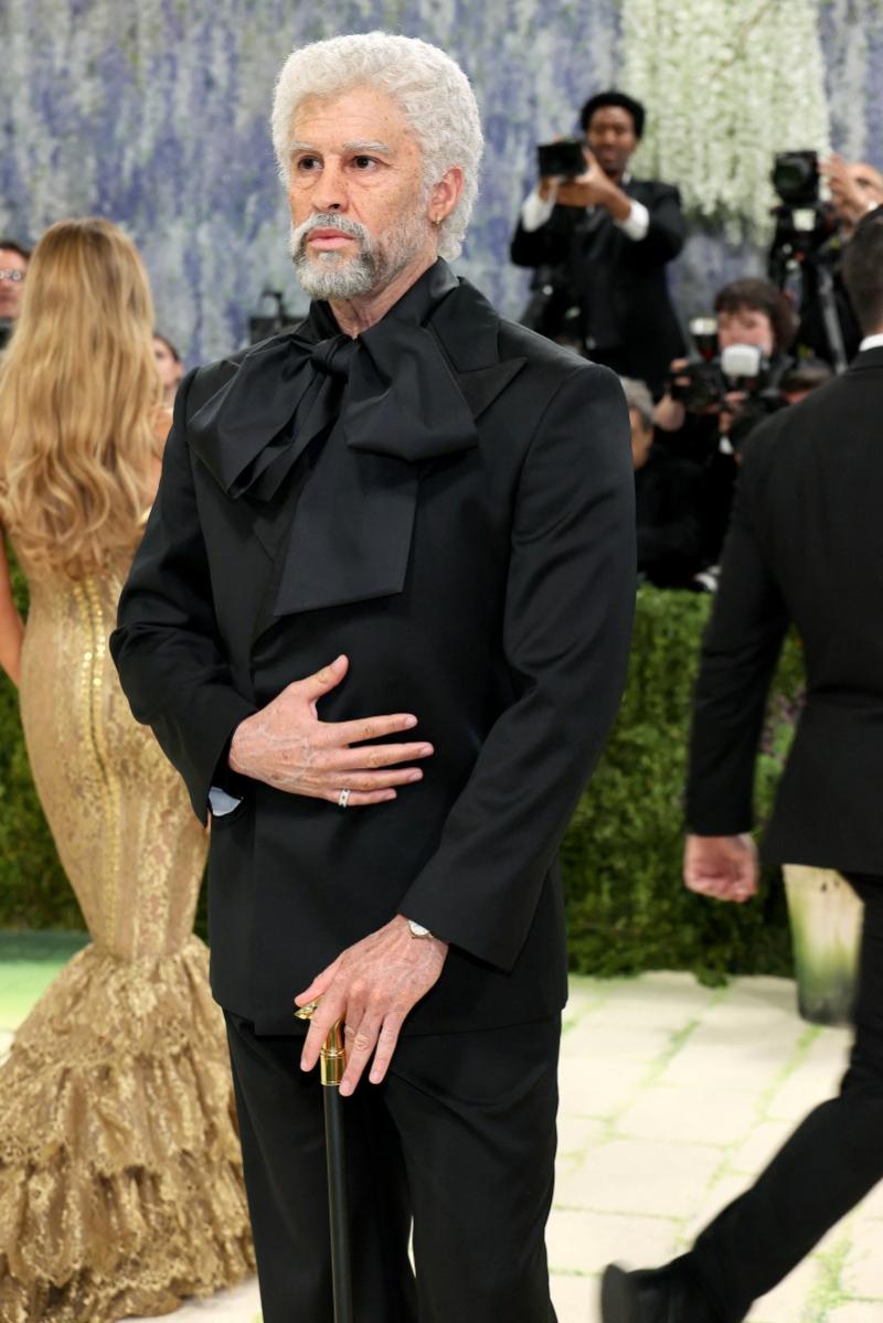 AFP - Bad Bunny sorprende en la Met Gala al llegar personificado de anciano 
